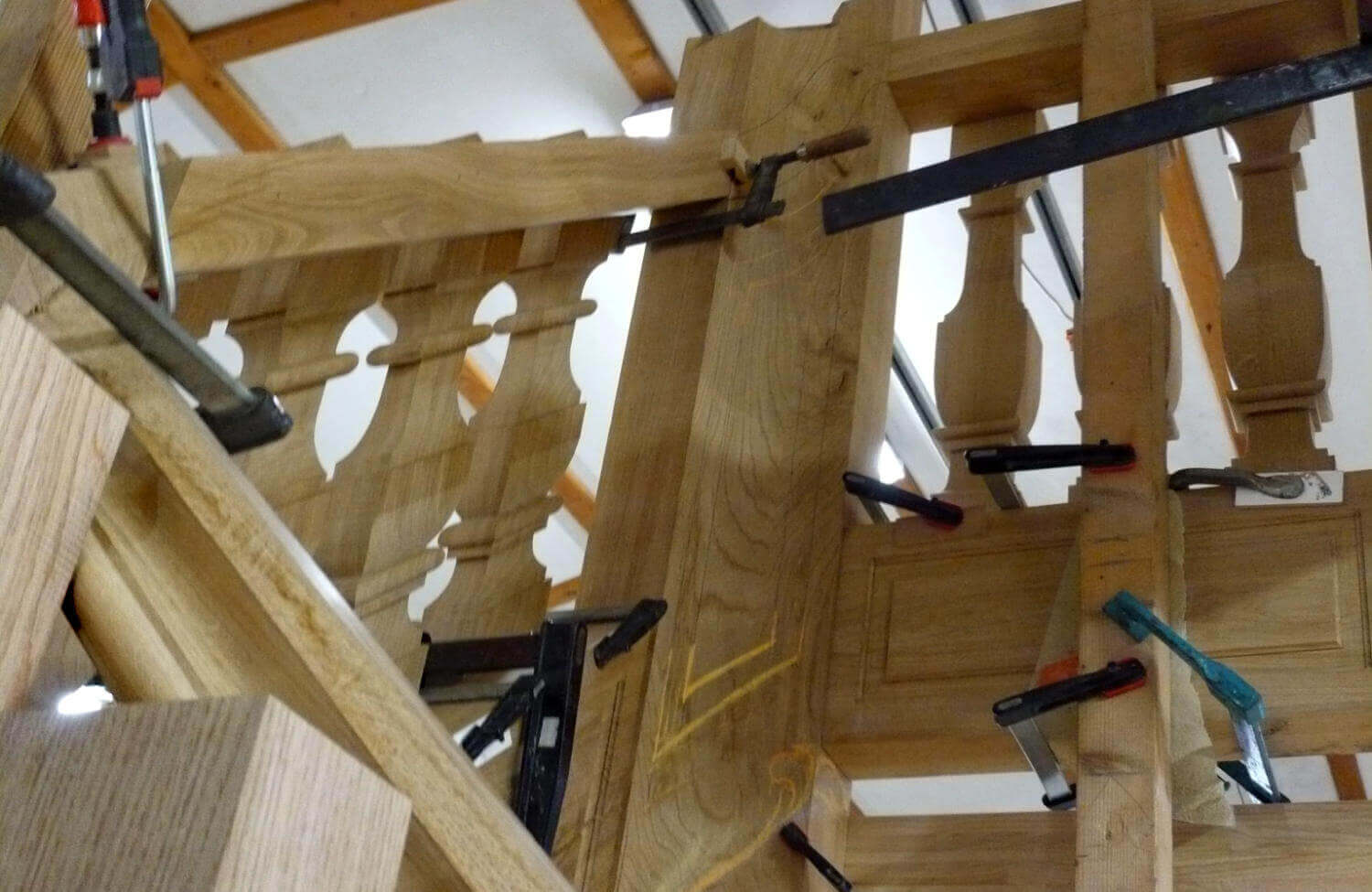 Détail de fabrication d'une partie de l'escalier bois sur mesure de style en chêne de Bourgogne 1er choix Frayssinhes 15