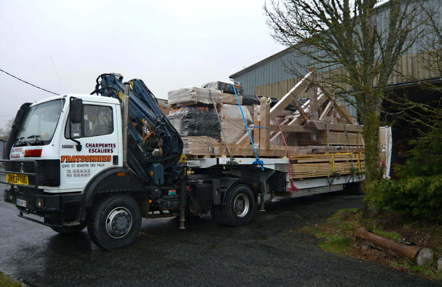 Charpentier en Aveyron : transport charpente bois pour chantier de construction bois Frayssinhes 19