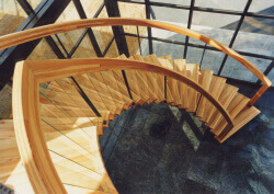Création d'un escalier bois sur mesure à limon central - Photo 2